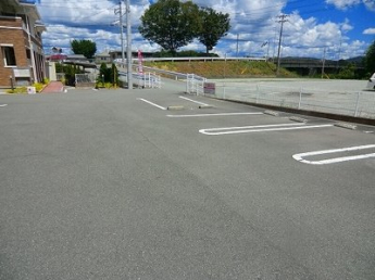 車をお持ちの方に嬉しい駐車場付きの物件です