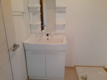 ゆったりとスペースのある洗面所