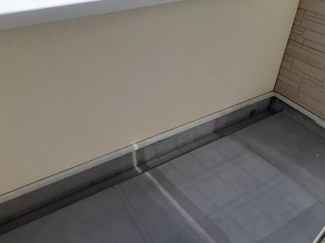 暖かな日差しのふりそそぐバルコニー