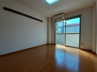 明るい色調の室内です