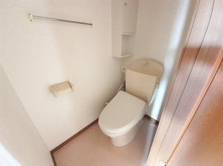 落ち着いた色調のトイレです