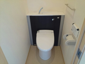 落ち着いた色調のトイレです