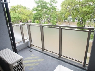 落ち着いた時間を過ごせるバルコニーです