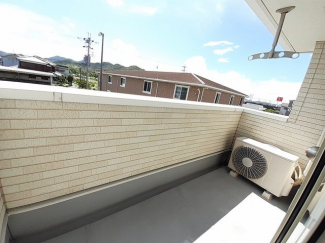 暖かな日差しのふりそそぐバルコニー