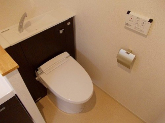 落ち着いた色調のトイレです