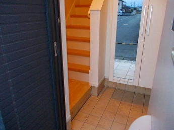 明るい玄関です