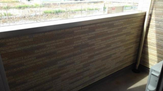 暖かな日差しのふりそそぐバルコニー