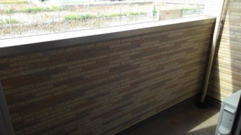 暖かな日差しのふりそそぐバルコニー