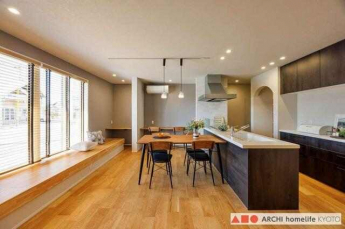 吐き出し窓の前に、ヌックベンチとデスクスペースがあり、リビン