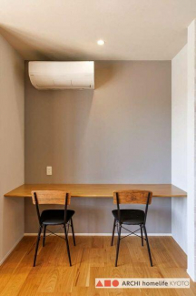 キッチン横のデスクスペース。リモートワークや奥様の趣味にも。