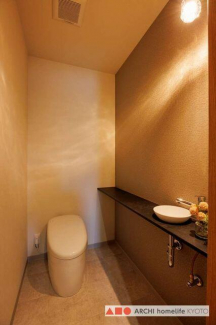 １階トイレ。おしゃれな照明で雰囲気の良いお手洗いです。