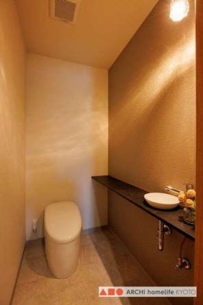 1階トイレ。おしゃれな照明で雰囲気の良いお手洗いです。