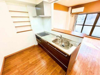 対面式キッチンはリビングとのつながりが感じられ、家事をしなが