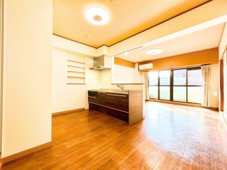 キッチン側から見たリビングは開放感があり、窓からの自然光がた