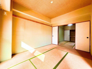 続き間として使える２部屋の和室は、襖を開けて広々とした一室と