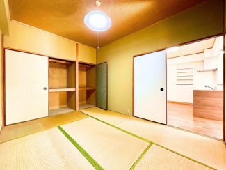 押入れ付きの和室は、布団や季節物の収納に便利です。収納スペー