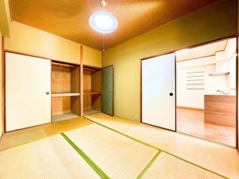 押入れ付きの和室は、布団や季節物の収納に便利です。収納スペー