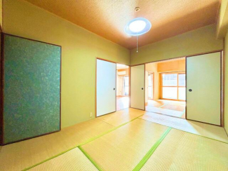 リビングと和室がつながっているため、生活動線がスムーズで使い