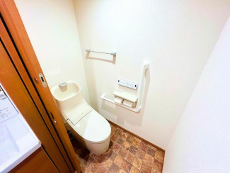 温水洗浄便座付きのトイレは、快適性に配慮されています。