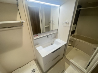 独立洗面台あり、毎朝おしゃれに忙しい女性の方におすすめです