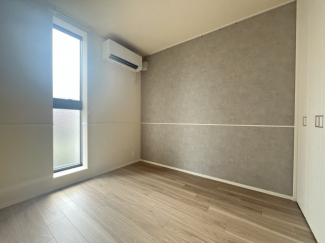 落ち着いた色調の寝室です