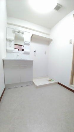 シャンプードレッサーと
便利な上部棚付き防水パン