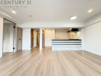 リビングダイニングは家族や友人とのコミュニケーションを楽しむ場所でくつろぎながら食事や会話を楽しめ、多目的に利用できリラックスできる空間です。家庭内の中心として機能し、快適な生活をサポートします。
