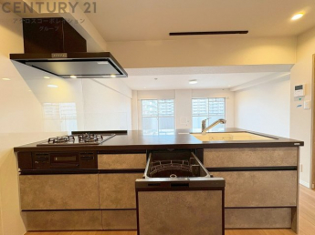 シンプルなデザインと使いやすさを兼ね備えた対面式システムキッチンは、効率的な作業スペースを提供し、家族やゲストとのコミュニケーションを促進します。
