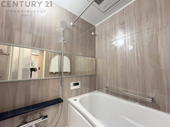 ユニットバスは省スペースでありながら、シンプルな設計と使いやすさを備え、簡便なメンテナンスが可能です。またミラー・小物置き場もあり便利です。
