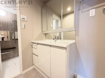 化粧品や洗顔料、歯ブラシなどの必需品をまとめて置ける収納スペースがあり、使用するたびに取り出す手間が省けます。また、水回りのため、濡れても大丈夫な素材が使用されており、お手入れが簡単です。
