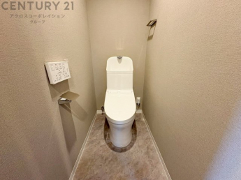 温水洗浄便座付トイレは温水洗浄機能により、暖かい水でおしりを洗浄することができ、冷たい水を使う従来の便座に比べ、温水洗浄機能で暖かいトイレを提供し、快適な使用を可能にします。
