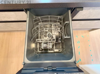 手洗いに比べて時間や労力を節約できることです。また、高温のお湯で洗浄されるため、雑菌や細菌を殺菌する効果もあります。さらに、乾燥機能があるため、手で拭く手間も省け衛生的に保管できます。
