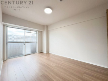 明るい色合いのフローリングとクロスを使用した洋室は家具やインテリアとも調和しやすく空間が広く感じられ開放感を生み出します。自然光を効果的に反射し、室内を明るく保つため、日中の照明使用を抑えられます。
