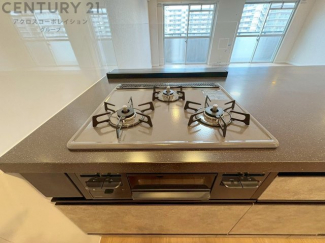 多数の調理器具を同時に使用でき、料理の効率化が可能。省エネで節約になり、様々な料理スタイルに適応できます。また、火力調整が独立しており、手入れや掃除もしやすく、今よりもっとお料理が楽しくなるかも。
