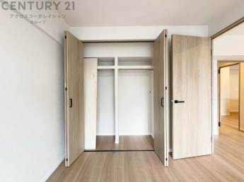 衣類やアクセサリー、小物類の収納が便利で整理整頓がしやすく、部屋の美観を保ちつつ、スペースを最大限に活用できます。衣服のしわやダメージを防ぎ、長持ちさせることができます。
