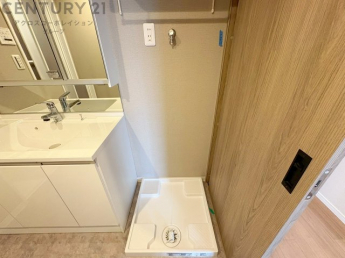 洗濯物の仕分け作業がしやすく、整理整頓が容易になります。洗濯音や湿気を他の部屋に持ち込まず、生活環境を快適に保ちます。上部を活用すれば収納スペースを確保でき洗剤や洗濯用品の整理もしやすくなります。
