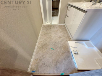 衣服の収納や脱ぎ着や整理整頓がしやすく、湿った衣類を乾燥させるスペースがありカビや臭いの発生を防ぎます。床の汚れを他の部屋に持ち込まず清潔を保つことができます。また快適な入浴環境の整備にも役立ちます。