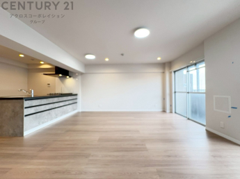 キッチン前のダイニングスペース　カウンターキッチンから料理の受け渡し等に便利です。ダイニングセットを置いても十分な広さを確保。
