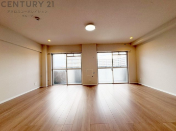 大きな窓が設置されたリビングには陽光が入り、明るい空間です。