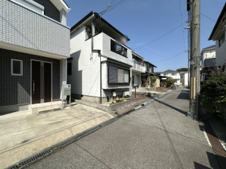 【前面道路含む現地写真】