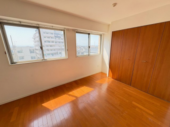 落ち着いた色調の洋室です