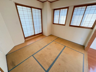 畳の上でゆっくりとくつろげる和室です