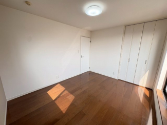 コンパクトで使いやすい洋室です