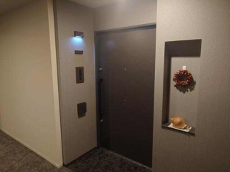 落ち着いた基調の玄関周り