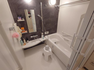 手すり付きなので後付け工事の手間要らず。安全な入浴環境確保済