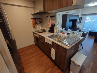 明るいオープンキッチンに安全性が高いＩＨクッキングヒーター