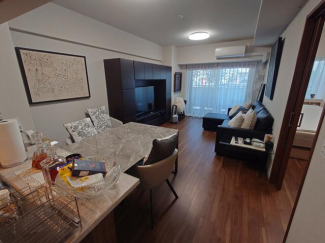 リビングはお気に入りのソファやクッションでくつろげる空間に