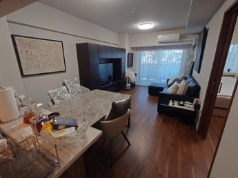 リビングはお気に入りのソファやクッションでくつろげる空間に