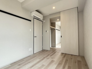 開放的な寝室です