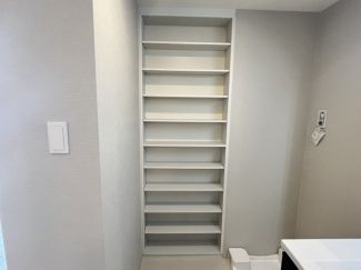 洗濯機置場横の棚です